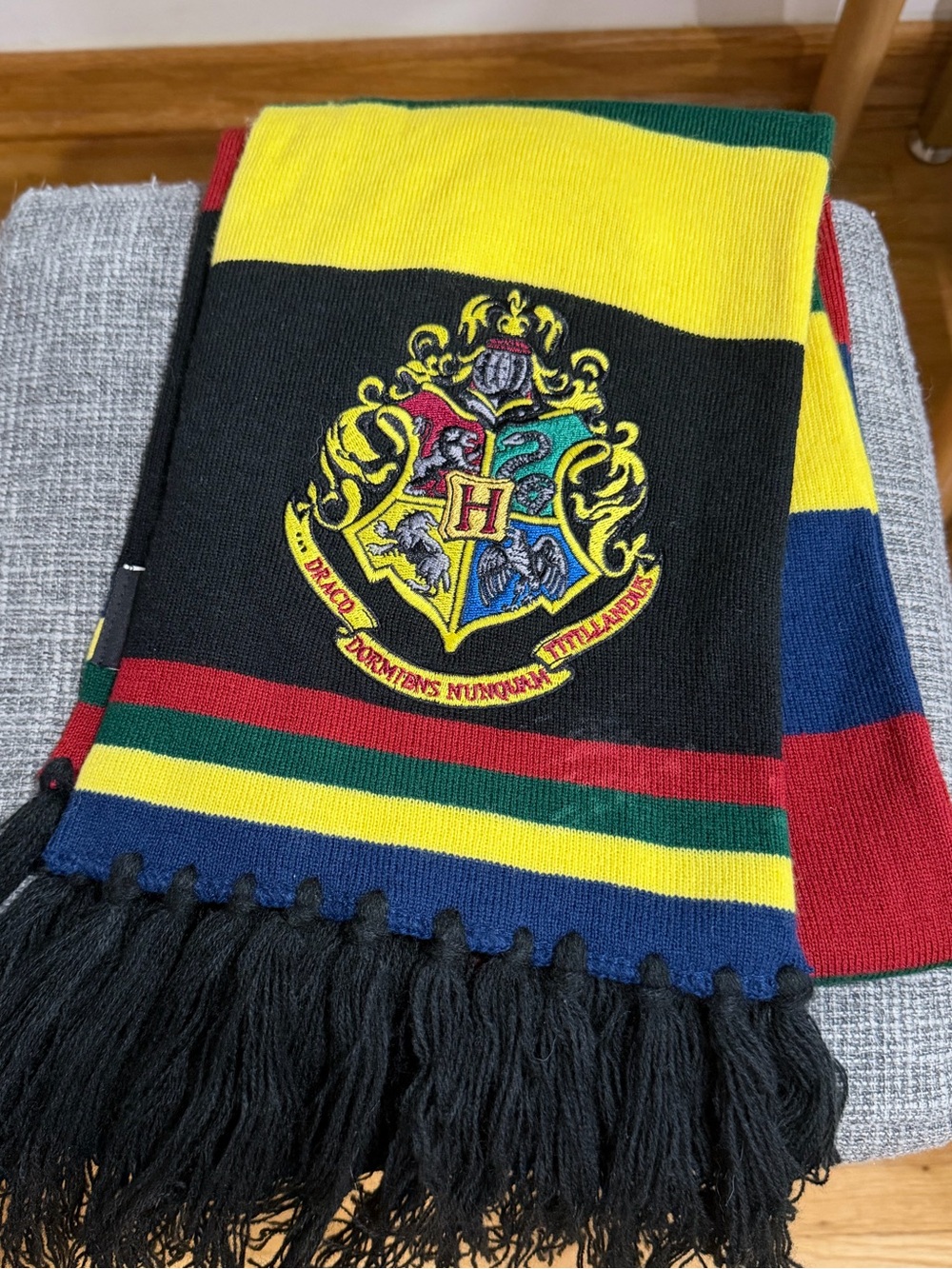 Hogwarts Harry Potter Crest Knit Scarf Universal Studios